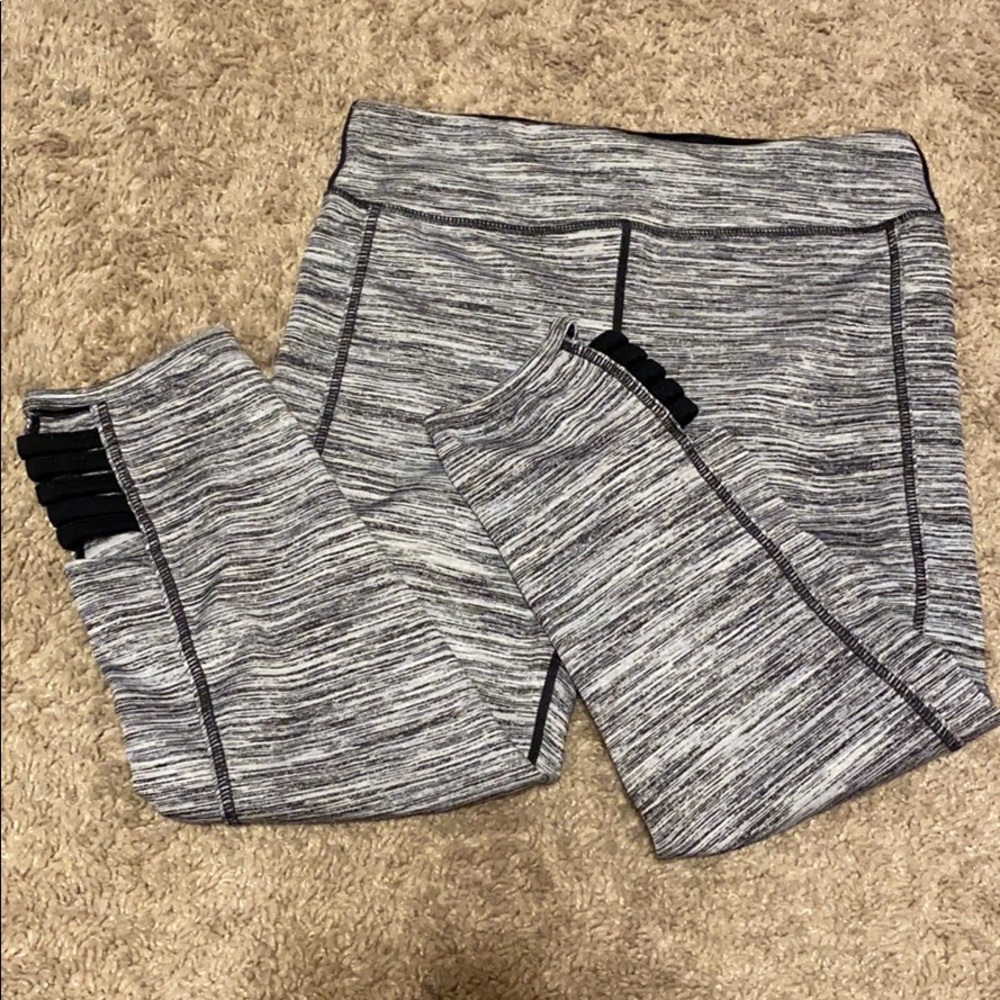 leggings. grey & black mixed lines cuts at ankle